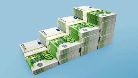 Vier unterschiedlich hohe Stapel mit 100 Euro Geldbündeln, die wie eine Treppe angeordnet sind.