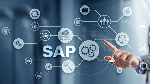 Hand zeigt auf eine abstrakte Darstellung mit dem Wort SAP in der Mitte