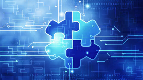 Abstrakte Darstellung eines Zahnrades aus vier Puzzleteilen. Im Hintergrund ist eine Computerplatine abstrakt dargestellt.