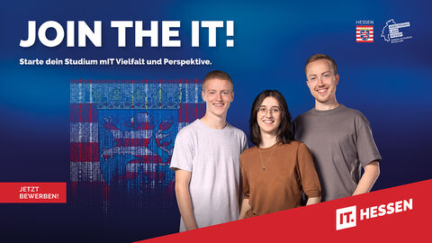 Zwei Männer stehen links und rechts sowie eine Frau in der Mitte vor dunkelblauem Hintergrund. Alle lächeln. Darüber steht der Schriftzug in englischer Sprache: Join the IT. Oben rechts ist das Logo des Landes Hessen zu sehen sowie das Logo der Arbeitgebermarke Land Hessen. Zwei Männer stehen links und rechts sowie eine Frau in der Mitte vor dunkelblauem Hintergrund. Alle lächeln. Darüber steht der Schriftzug in englischer Sprache: Join the IT. Oben rechts ist das Logo des Landes Hessen zu sehen sowie das Logo der Arbeitgebermarke Land Hessen.
