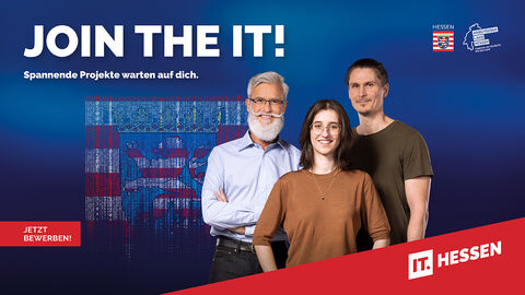 Zwei Männer stehen links und rechts sowie eine Frau in der Mitte vor dunkelblauem Hintergrund. Alle lächeln. Darüber steht der Schriftzug in englischer Sprache: Join the IT. Oben rechts ist das Logo des Landes Hessen zu sehen sowie das Logo der Arbeitgebermarke Land Hessen. Zwei Männer stehen links und rechts sowie eine Frau in der Mitte vor dunkelblauem Hintergrund. Alle lächeln. Darüber steht der Schriftzug in englischer Sprache: Join the IT. Oben rechts ist das Logo des Landes Hessen zu sehen sowie das Logo der Arbeitgebermarke Land Hessen.