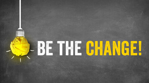 Eine Glühbirne wird durch ein gelbes Papierknäul symbolisiert. Rechts daneben steht auf dunklem Hintergrund der Schriftzug: Be the change.