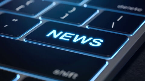 Symbolbild für das Thema "News". Eine Nahaufnahme einer dunklen Tastatur auf der eine große Taste mit der hellen Aufschrift "News" zu sehen ist.